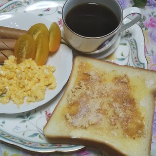 炒り卵とウインナーときな粉トーストとコーヒーの朝食